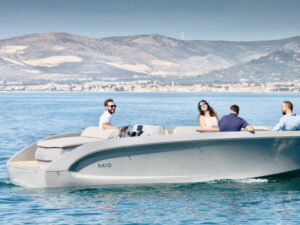 625feebcbc19ad37836b55d9_rand-boats-mana-23-feature-spacious